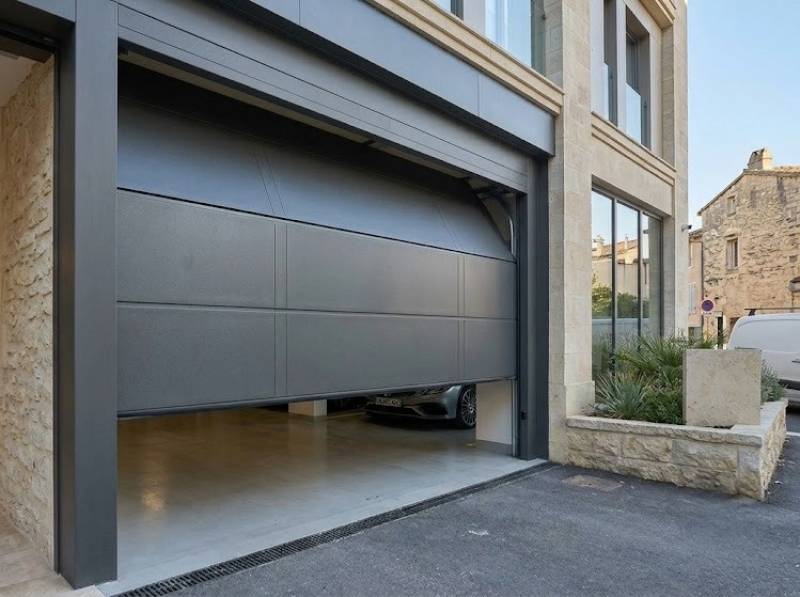Portes de garage sectionnelles aluminium sur mesure à Montpellier (34) pour les hôtels