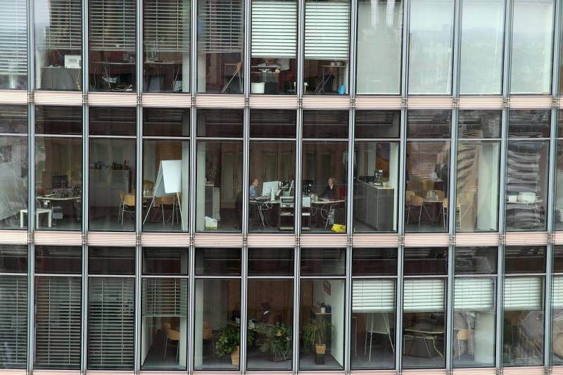 Modernisation de bureaux à Montpellier avec des baies vitrées sur mesure en aluminium